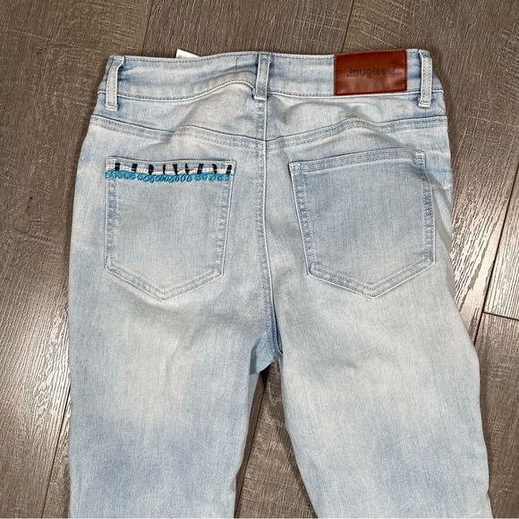 DESIGUAL Blue Embroidered Detail Jeans Size 26 ankle zippers - Picture 8 of 9